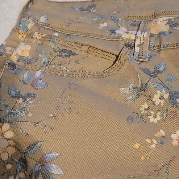 Bandolino floral design Cropped pants - Picture 4 of 9